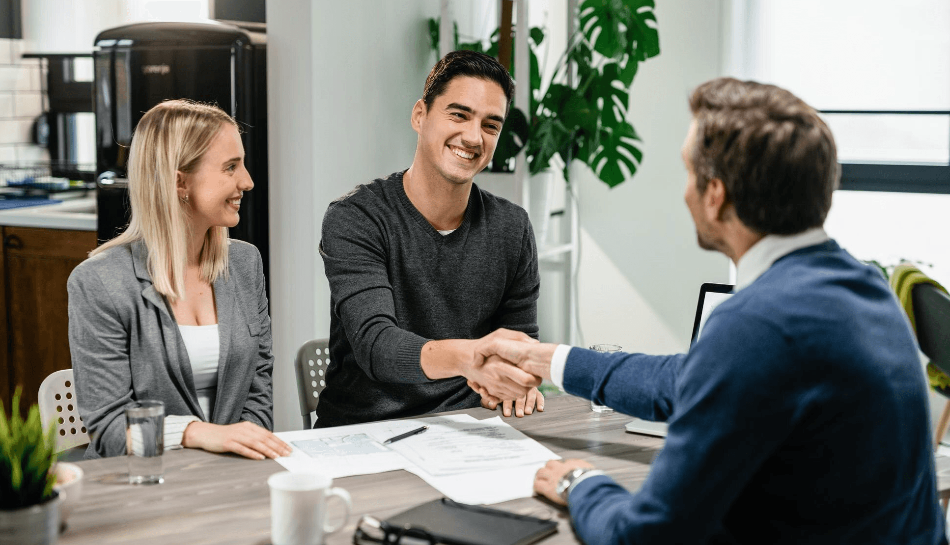 koppel schudt hand met bankmedewerker