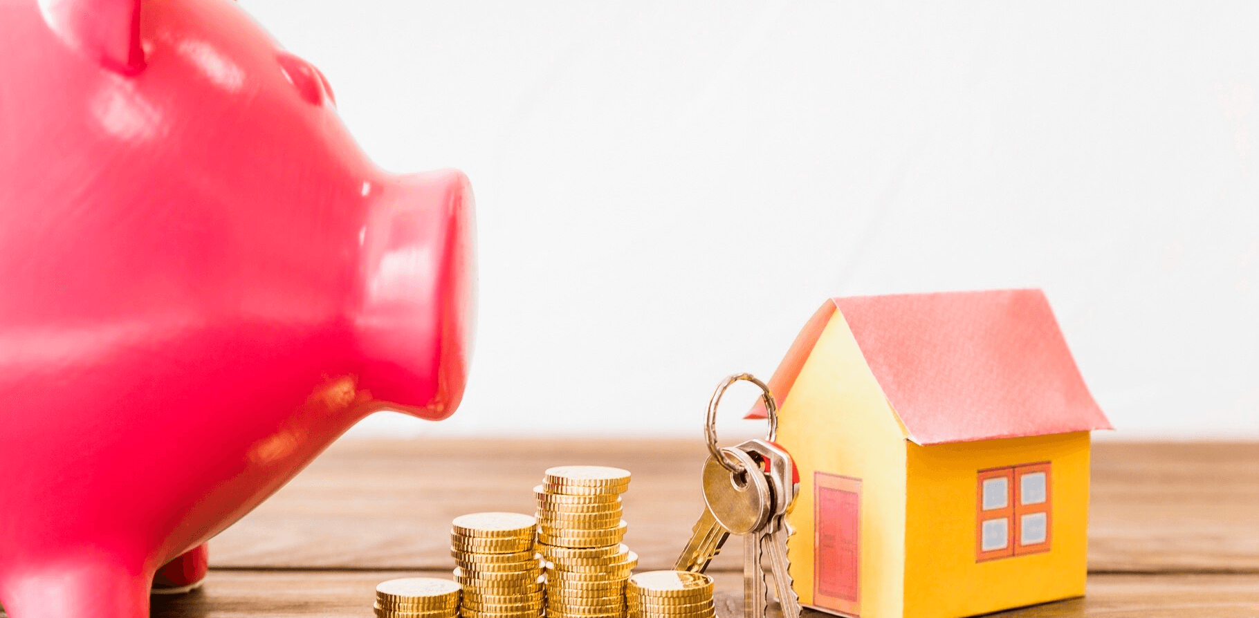 huis met sleutels, munten en spaarvarken