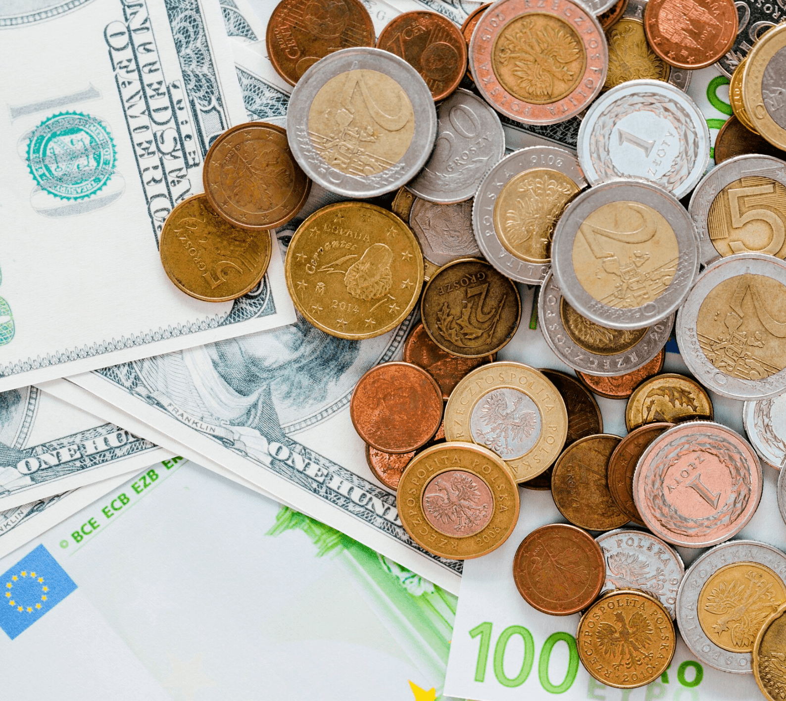 close up van muntstukken en biljetten