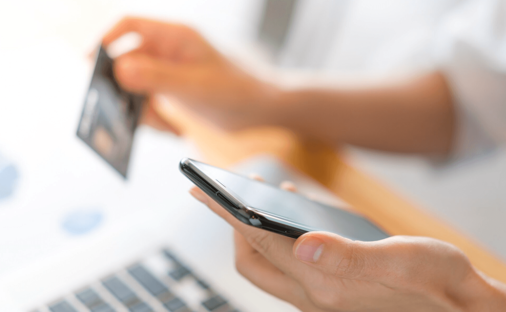 handen die kredietkaart vasthouden